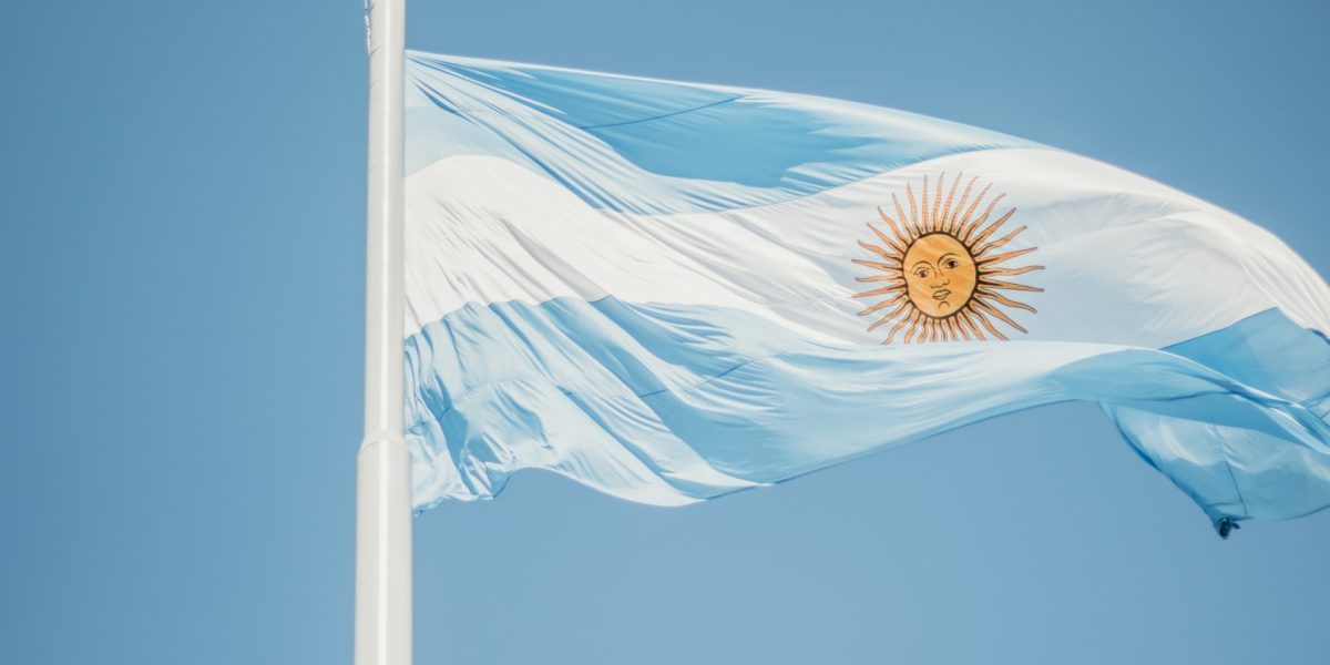 Det argentiske flagget svaier høyt. bilde: Angelica Reyes, Unsplash