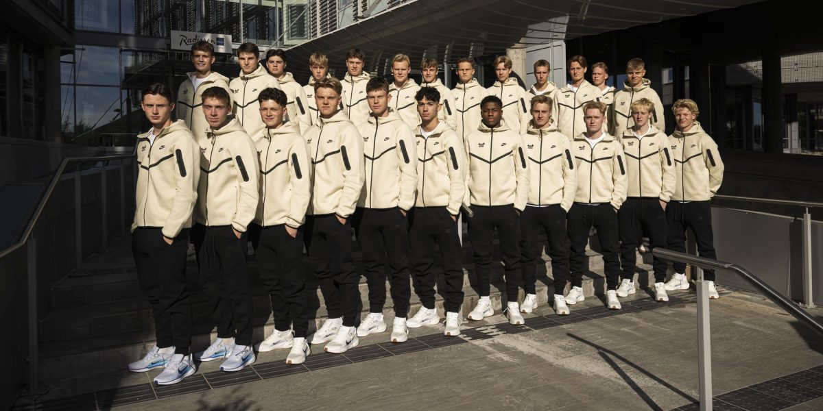 Spillerne på det norske fotballandslaget for spillere under 20 år poserer for et bilde 22. september 2025 i Oslo. Øverst til venstre: Kasper Sætherbø, Luca Høyland, Julian Lægreid, Niklas Fuglestad, Magnus Holte, Goalkeeper Einar Fauskanger, Mathias Øren, Gustav Nyheim, Jonathan Norbye, Goalkeeper Sander Østraat, Håkon Røsten, Vetle Auklend, Rasmus Holten, Casper Glenna Andersen, Ola Visted, Martin Håheim-Elveseter, Goalkeeper Magnus Brøndbo, Igor Gosik, David De Ornelas, Tobias Moi, Lars Remmem, Markus Haaland, Sondre Granaas and Bork Bang-Kittilsen. Photo: BILDBYRÅN