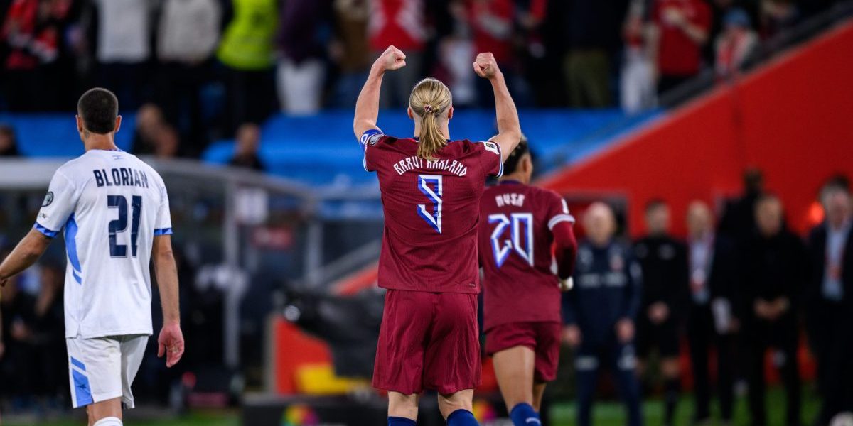 Erling Braut Haaland fra Norge jubler etter å ha scoret 5-0 under VM-kvalifiseringskampen mellom Norge og Israel i Oslo i kveld, med Nusa i bakgrunnen. Foto: BILDBYRÅN