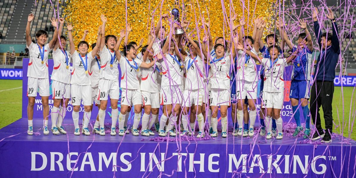 Nord-Korea feirer seieren i U17-VM ved å løfte pokalen i Marokko på Olympiastadion. Foto: BILDBYRÅN