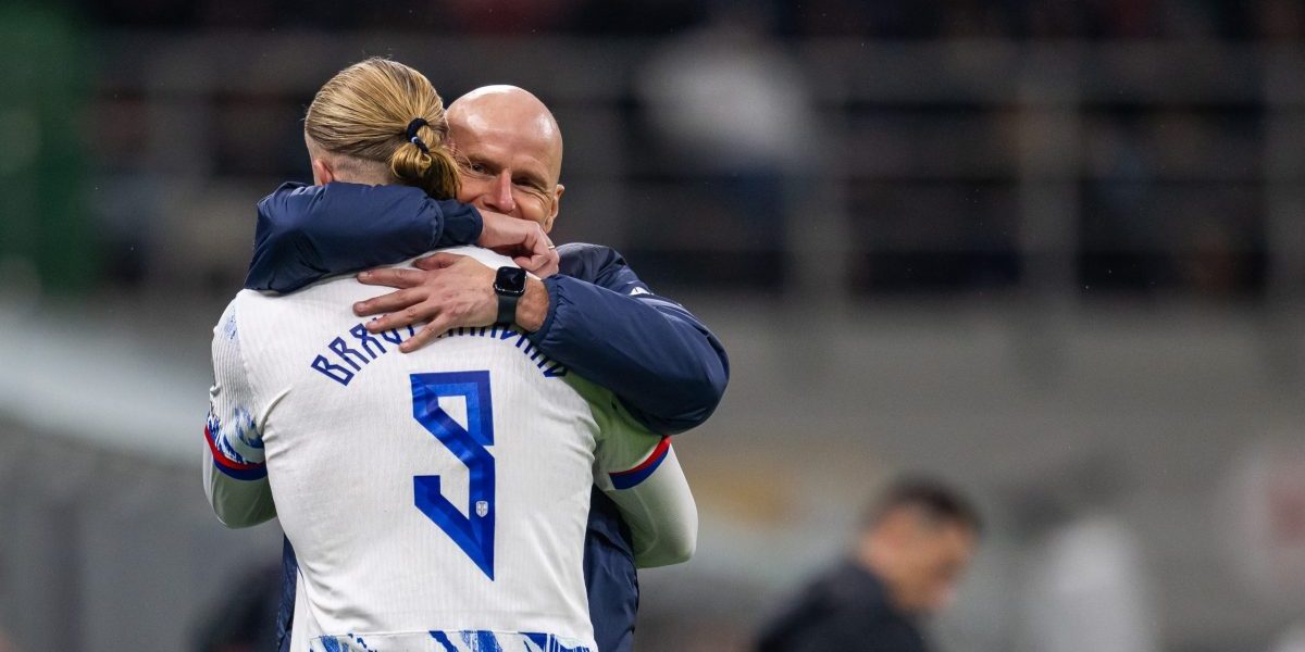 Erling Braut Haaland og landslagstrener Ståle Solbakken etter kveldens kamp og VM er i boks. Foto: BILDBYRÅN